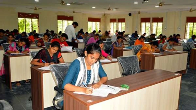 চাকরির পরীক্ষা কেন্দ্রে ঘড়ি নেই—কী করবেন চাকরিপ্রার্থীরা