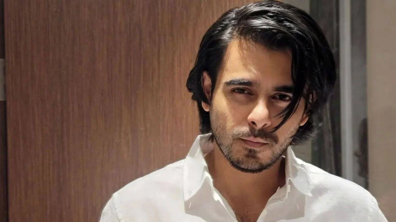 "অন্তর্জাল'' সিনেমায় অভিনয় করে প্রশংসা কুড়িয়েছেন সিয়াম আহমেদ