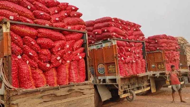 আবারও বাড়ল হিলিতে আমদানিকৃত পেঁয়াজের দাম