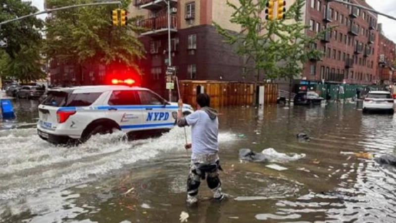 অতিবৃষ্টিতে সৃষ্টি হওয়া আকস্মিক বন্যায় তলিয়ে গেছে নিউইয়র্ক শহরের বিভিন্ন এলাকা