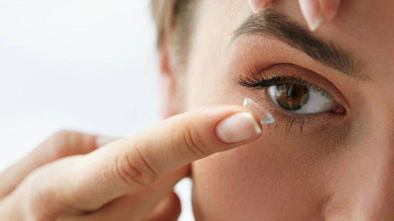 চোখে লেন্স পরার ক্ষেত্রে যেসব নিয়ম অনুসরণ করবেন