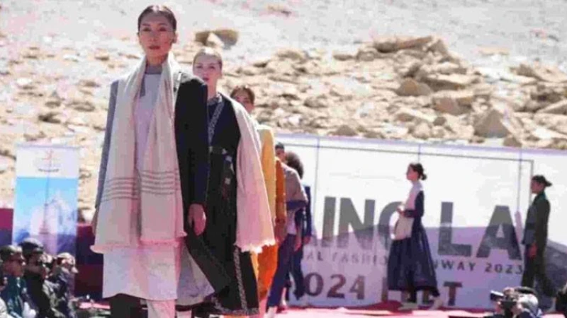 লাদাখে সর্বোচ্চ উচ্চতায় অনুষ্ঠিত হয়েছে আন্তর্জাতিক ফ্যাশন শো
