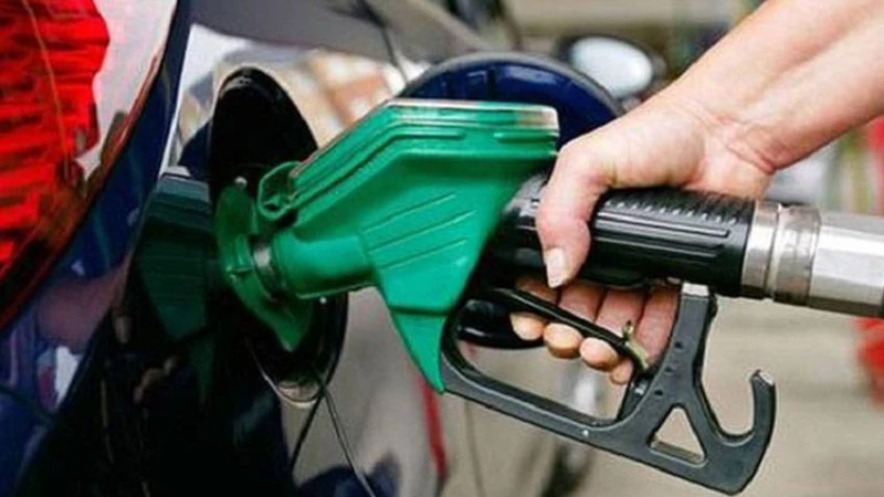 সরবরাহ ঘাটতির শঙ্কায় বিশ্ববাজারে বাড়ছে জ্বালানি তেলের দাম