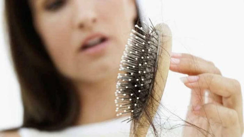 যেসব ভুলে ঝরে পড়ে  চুল