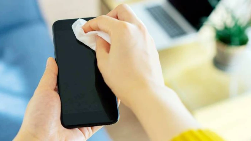 স্মার্টফোন স্ক্রিন পরিষ্কার করবেন যেভাবে