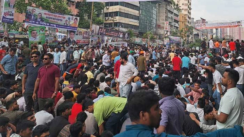 নয়াপল্টনস্থ কেন্দ্রীয় কার্যালয়ের সামনে বিএনপির জনসমাবেশে নেতা-কর্মীদের ঢল