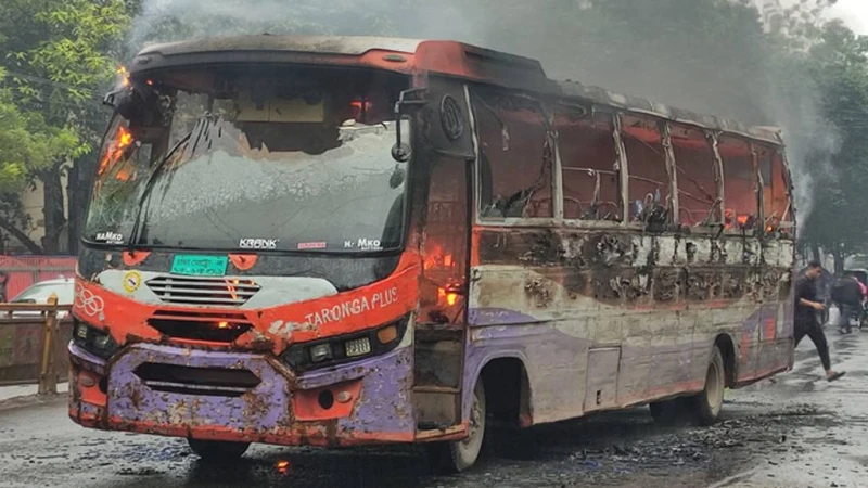 আজ রাজধানীর শাহবাগে বাসে আগুন