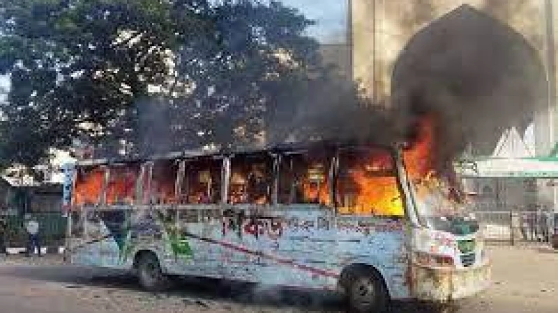 গুলিস্তানে বাসে আগুন