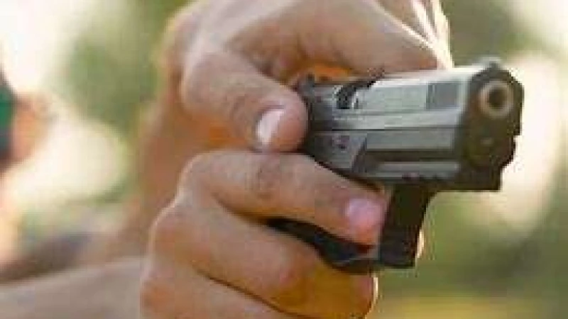 গুলি করে পালাল দুই প্রশাসনিক কর্মকর্তাকে স্কুলশিক্ষার্থী