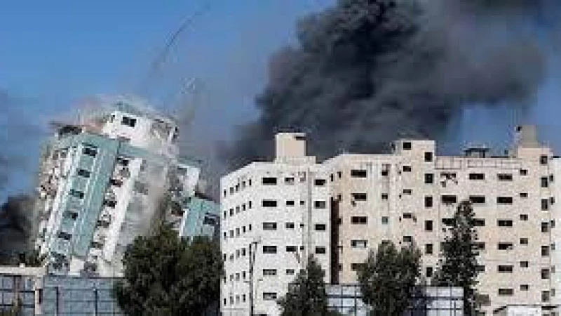 আলজাজিরার সরাসরি সম্প্রচারে ইসরায়েলি বিমান হামলা