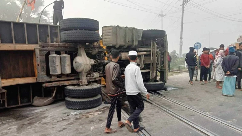 রেলক্রসিংয়ে নিয়ন্ত্রণ হারিয়ে অটোরিকশাকে চাপা দিয়ে উলটে পরে লড়ি
