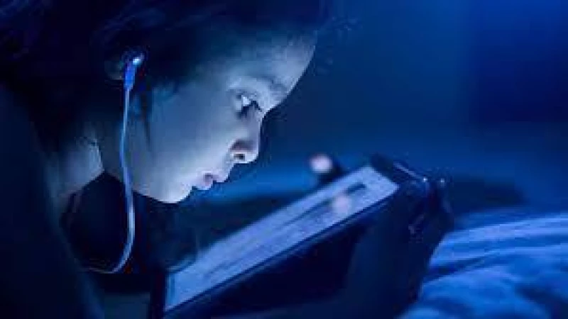 যেভাবে শিশুর মোবাইল আসক্তি কমাবেন