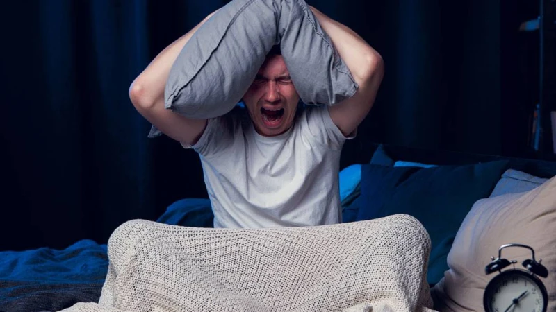 যেসব খাবার খেলে কেটে যেতে পারে অনিদ্রার সমস্যা