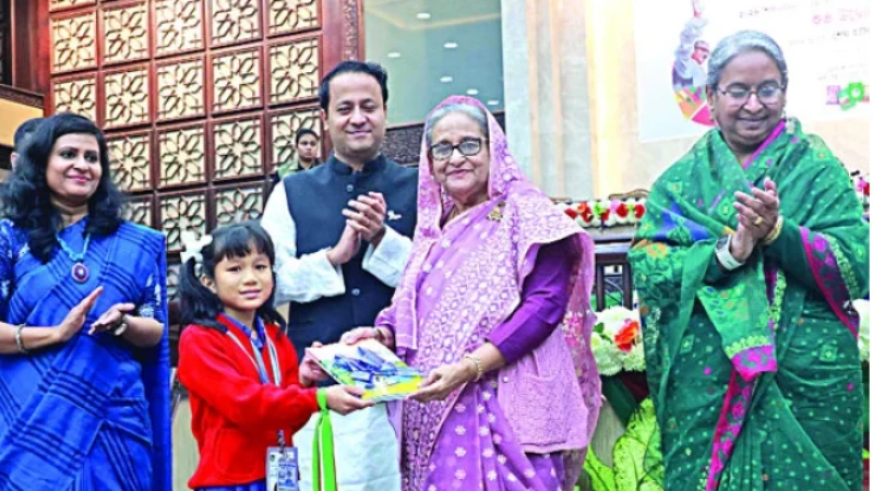 প্রধানমন্ত্রী শিশুদের হাতে বই তুলে দিলেন