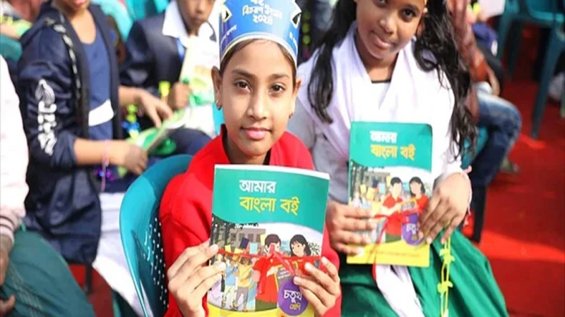 নতুন পাঠ্যবইয়ে ছবি ঝাপসা, তথ্যে ভুল, ছাপাও হয়েছে নিম্নমানের।