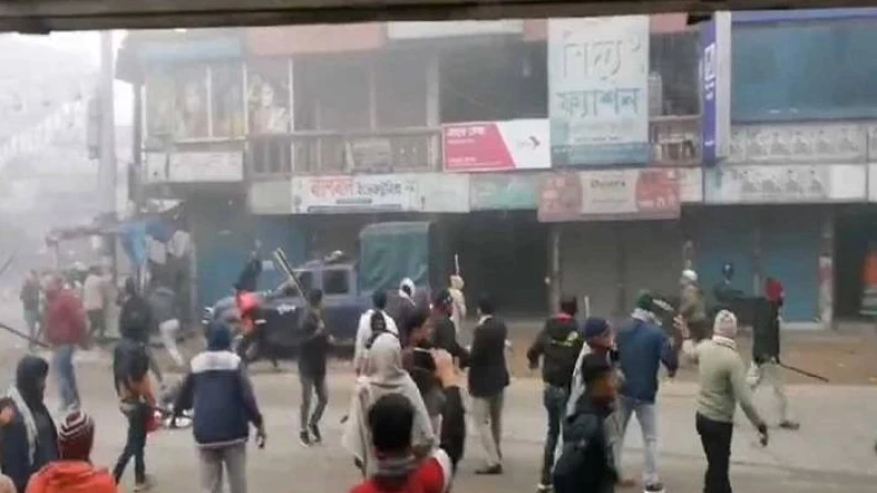 ঢাকা জেলার ধামরাইয়ে বিএনপির মিছিলে বাধা দেওয়ায় পুলিশের গাড়ি ভাংচুর