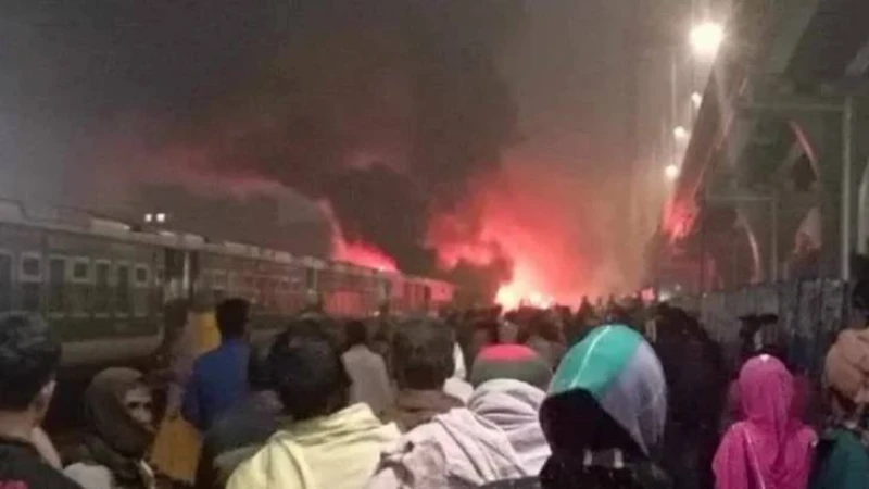 ঢাকার তেজগাঁওয়ে ট্রেনে আগুনে নিহতের সংখ্যা বেড়ে ৪ জন হয়েছে