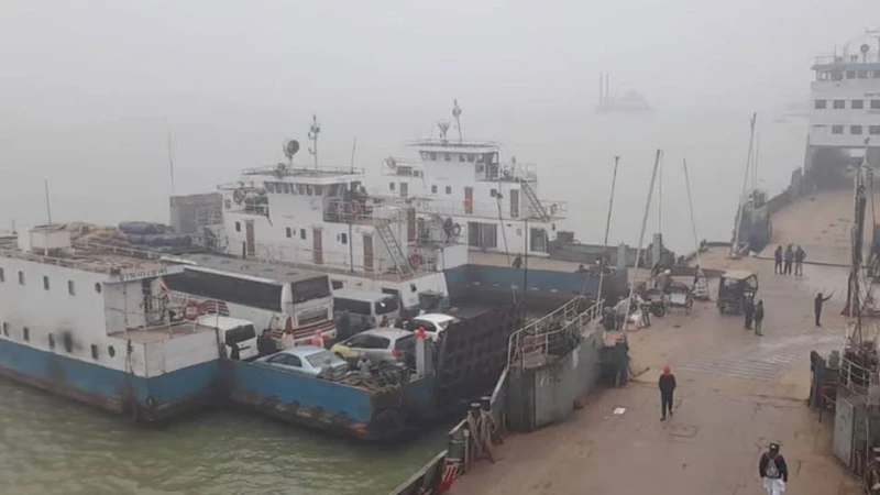 পাটুরিয়া-দৌলতদিয়া ও আরিচা-কাজীরহাট নৌরুটে ফেরি ও লঞ্চ চলাচল বন্ধ