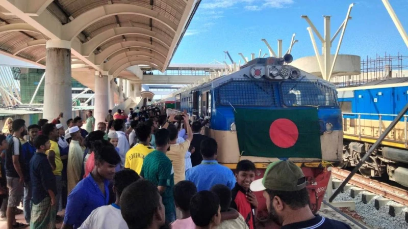 ‘পর্যটক এক্সপ্রেস’ ঢাকা থেকে কক্সবাজার পথে