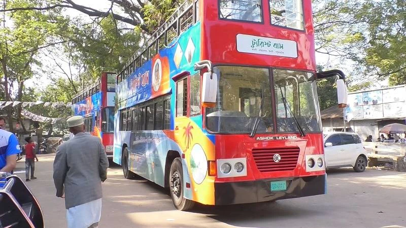ছাদখোলা ট্যুরিস্ট বাসে ভ্রমণপিপাসুদের রোমাঞ্চকর যাত্রা