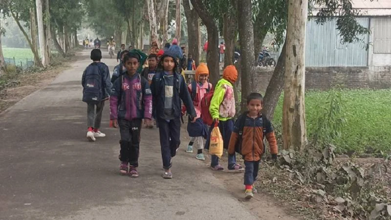 শীতের তীব্রতায় জয়পুরহাটে স্কুল বন্ধ