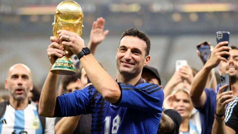 আজীবন সম্মাননা পেলেন বিশ্বকাপজয়ী স্কালোনি