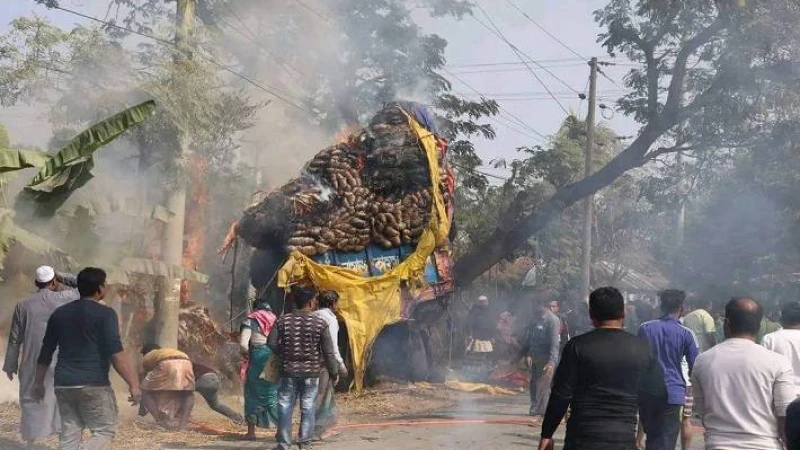 ঠাকুরগাঁওয়ে পাট বোঝাই চলন্ত ট্রাকে আগুনের ঘটনায় ৫০ হাজার টাকার ক্ষয়ক্ষতি