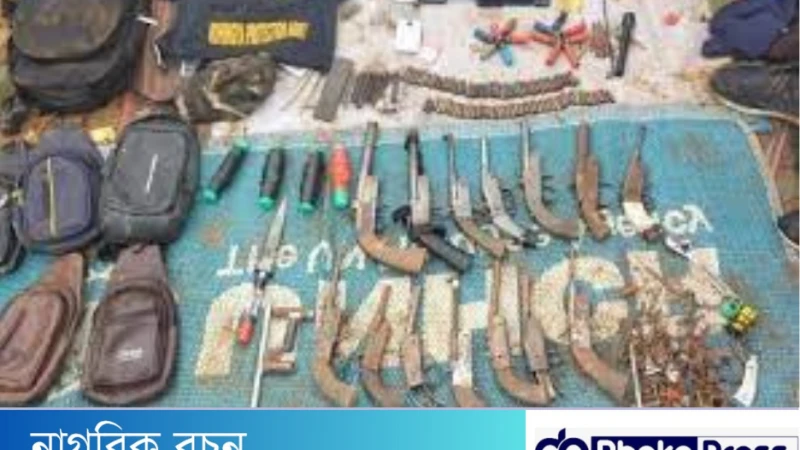 রোহিঙ্গা ক্যাম্পে র‌্যাবের অভিযানে বিপুল পরিমাণ অস্ত্র ও গুলিসহ ৩ আরসা সদস্যকে আটক