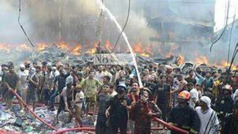 ঢাবির হলের পুকুর থেকে পানি নিচ্ছে বঙ্গবাজারের আগুন নেভাতে ফায়ার সার্ভিস