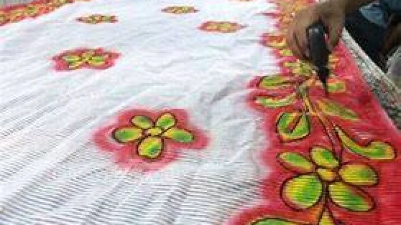 কালো মাটি ও লোহার জং দিয়ে বাটিক প্রিন্ট জগদীশের