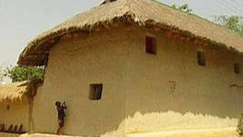 হারাইয়ে যাচ্ছে গ্রাম বাংলার ঐতিহ্যবাহী মাটির ঘর