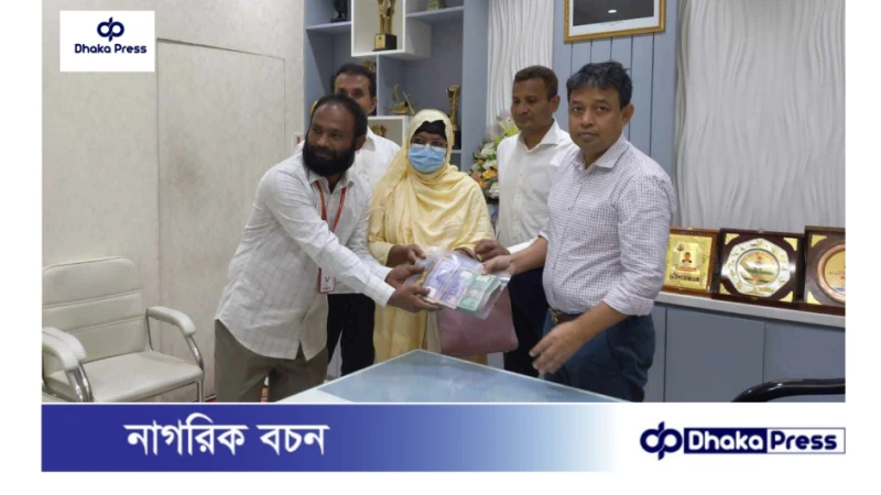 ঈদের ছুটিতে বাসায় চুরি: উদ্ধারকৃত স্বর্ণালঙ্কার-টাকা বুঝে নিলেন দম্পতি