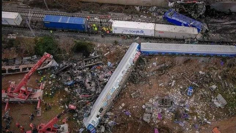 গ্রিসে ট্রেন দুর্ঘটনায় নিহতের সংখ্যা বেড়ে ৩৮, দায় নিয়ে পরিবহনমন্ত্রীর পদত্যাগ