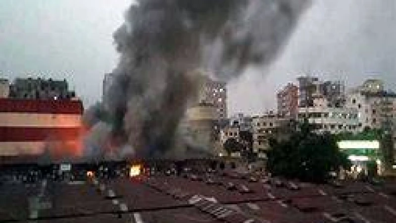 রাজধানীর নিউ সুপার মার্কেটে আগুন, ফায়ার সার্ভিসের ১৮ ইউনিট আগুন নিয়ন্ত্রণে