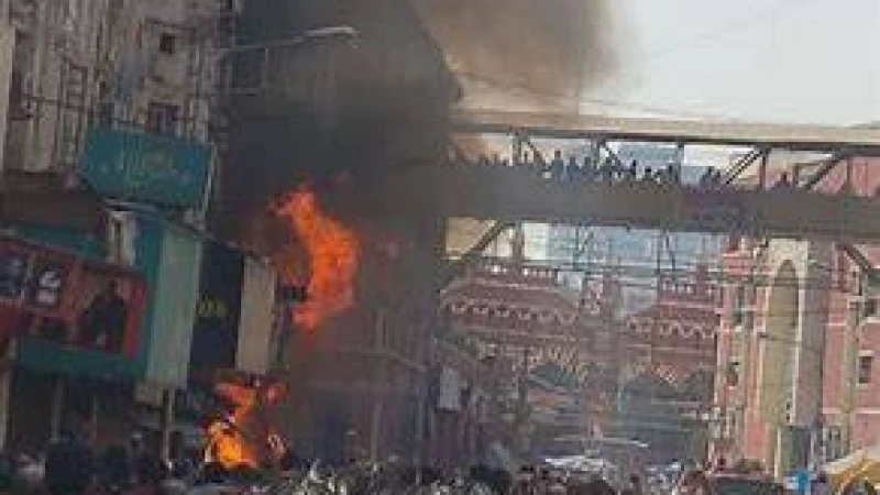 জীবনের ঝুঁকি নিয়ে দোকান থেকে মালামাল বের করছেন ব্যবসায়ীরা