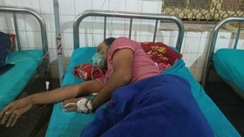 নিউ মার্কেটে আগুনের ধোঁয়ায় ফায়ার সার্ভিসের ৯ জনসহ অসুস্থ ১৭