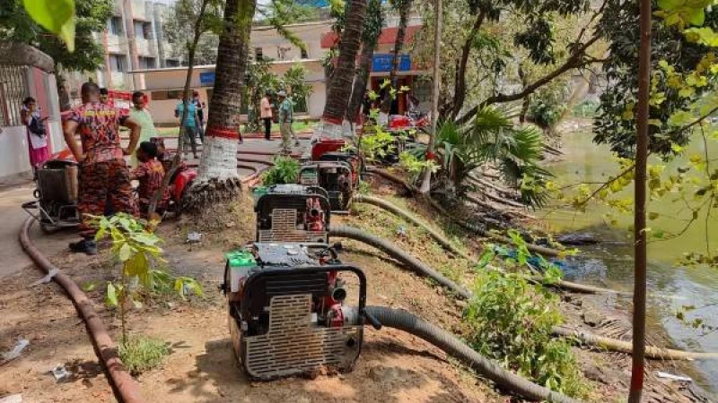 ১৫ পাম্পে পানি তোলা হচ্ছে ঢাকা কলেজের পুকুর থেকে