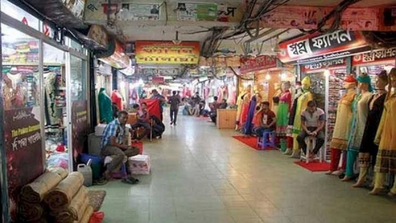 রাজধানীর নিউমার্কেট খুলেছে, ক্রেতাদের আনাগোনা কম
