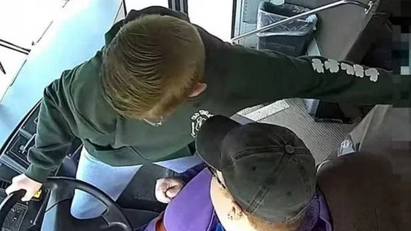 চালক অসুস্থ, বাস থামিয়ে সহপাঠীদের বাঁচালো ১৩ বছরের ছাত্র