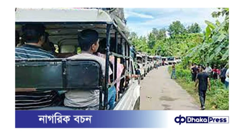 সাজেক থেকে ফিরছেন আটকে থাকা পর্যটকরা 