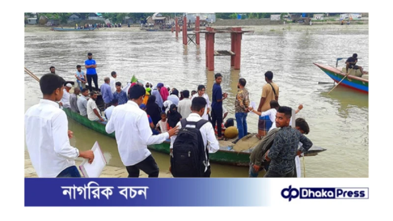 সেতুর পিলারে ট্রলারের ধাক্কা, সাঁতরিয়ে প্রাণে বাঁচলেন যাত্রীরা