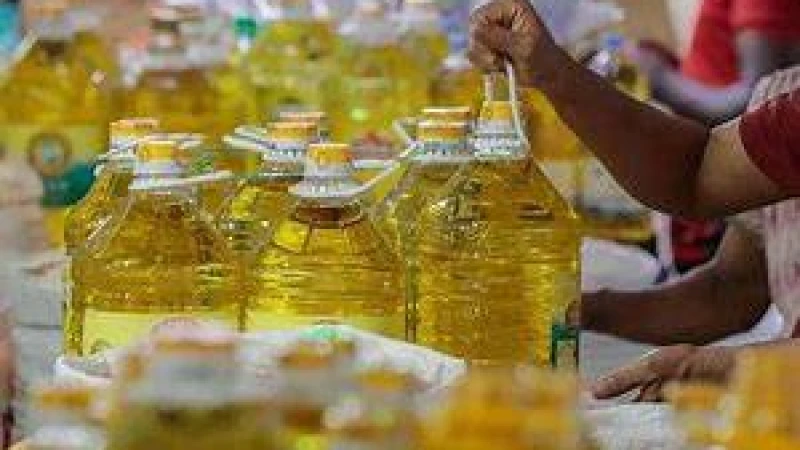 মূল্যবৃদ্ধির পর বাজারে সরবরাহ বাড়ল সয়াবিন তেলের, চিনির সংকট কাটেনি
